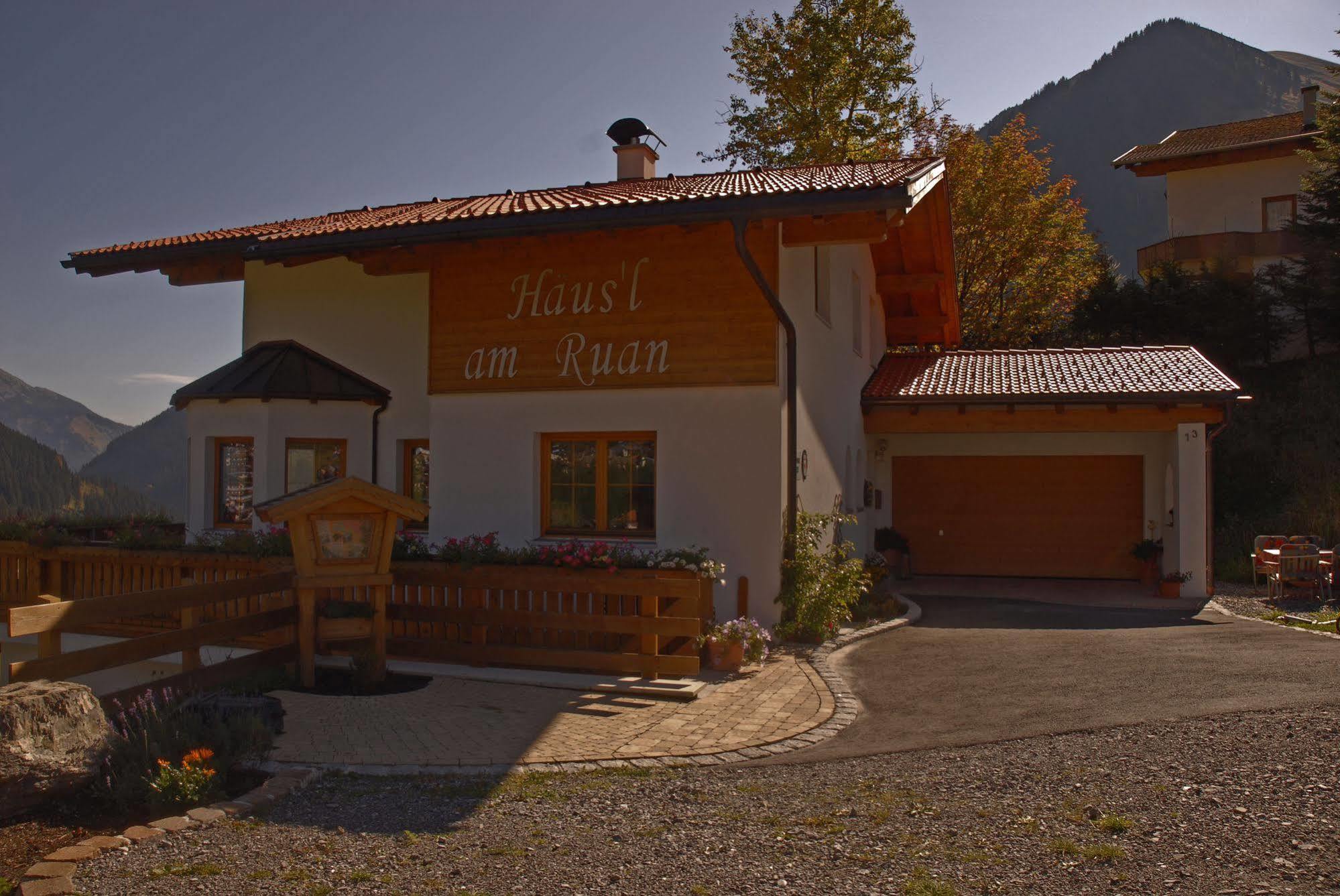 Haeus'L Am Ruan Aparthotel Berwang Exteriör bild